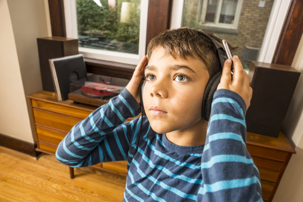 沉浸在音乐中图片下载