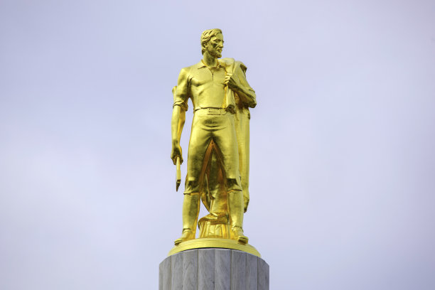 黄金人站在州首府大楼顶上图片下载