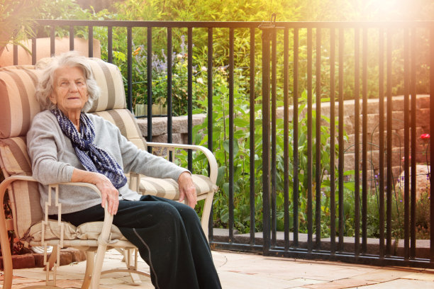 坐在户外沉思的美丽老妇人图片下载