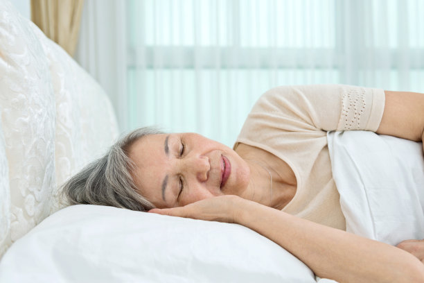 老妇人躺在床上睡觉图片下载