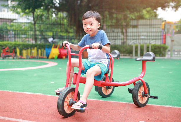可爱的亚洲孩子在操场上图片下载