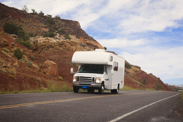 公路旅行-在美国犹他州驾车回家图片下载