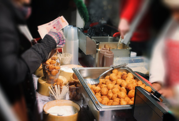 圣诞市场的摊位上摆满了烘烤食品图片下载