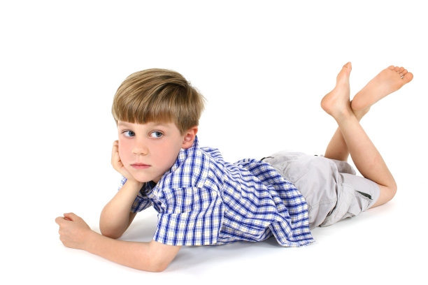 的孩子。可爱的小男孩孤立在白色。图片下载