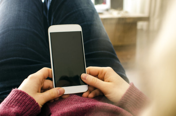 看着空白的智能手机屏幕上的拷贝空间素材图片