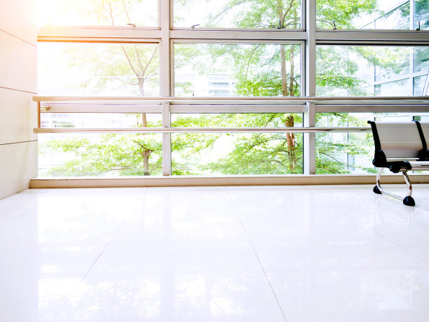 医院走廊里的空椅子图片下载