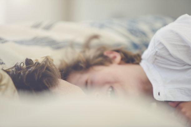 父亲和儿子在沙发上打盹。图片下载