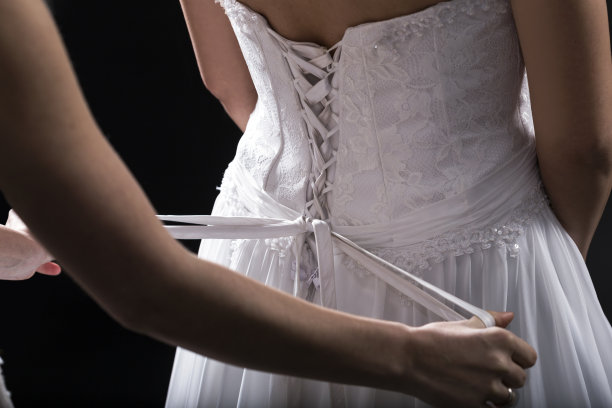 新娘的裙子系上了带子图片下载