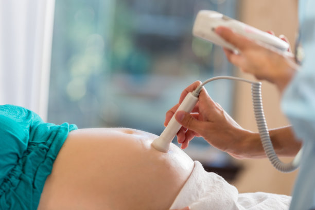 孕妇接受超声波检查，特写素材图片