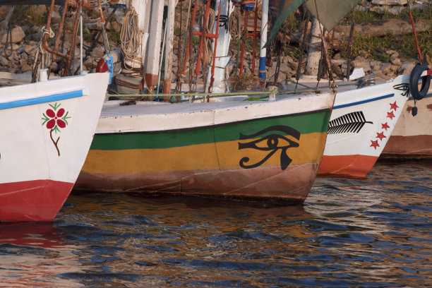 卢克索尼罗河上的传统帆船图片下载