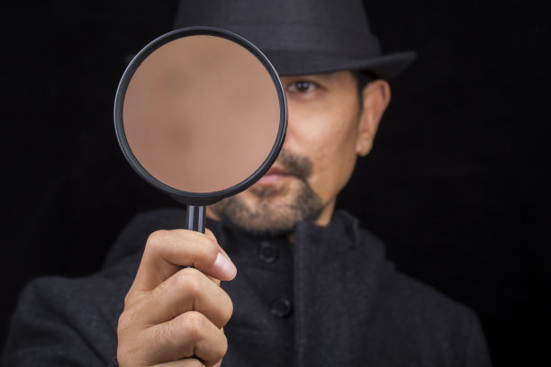 警探手里拿着放大镜图片下载