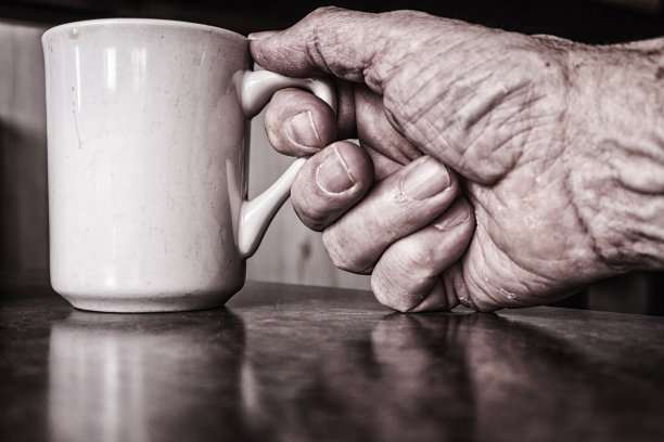 手拿咖啡杯的老男人图片下载