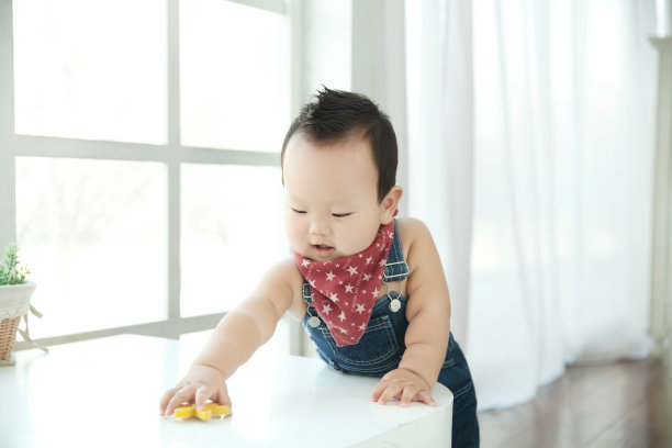 蹒跚学步的婴儿图片下载