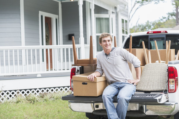 年轻人拿着皮卡，搬着他的东西图片下载