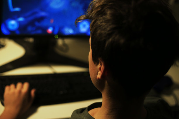 玩电脑游戏很有趣素材图片