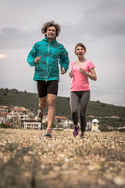 一群休闲运动员在希腊的大自然中慢跑图片下载