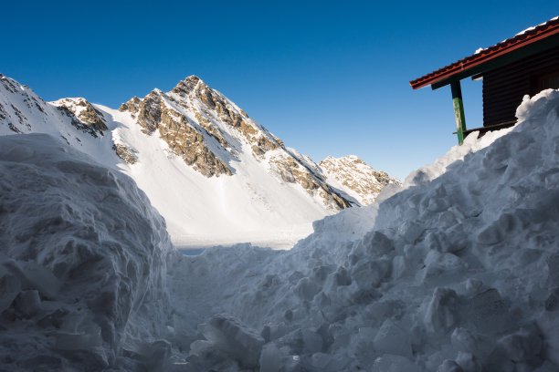 山上被雪覆盖的木屋图片下载