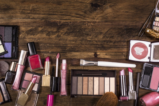 木制梳妆台上放着各种化妆品、化妆品。图片下载