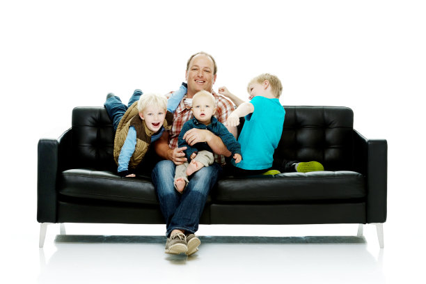 快乐的父亲正在和他的孩子们玩耍图片下载