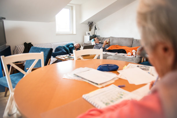 克罗地亚，年长白种人午餐后的享受图片下载