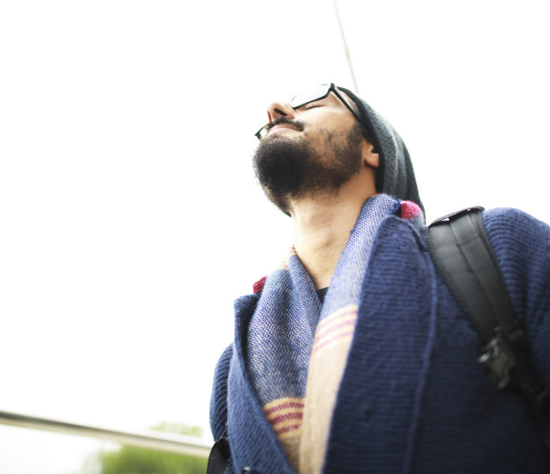 抬头仰望的年轻男人图片下载