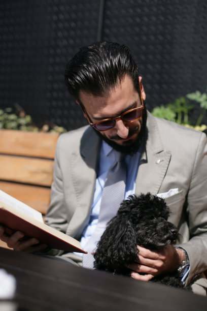 一个留着胡子的年轻人在看书图片下载