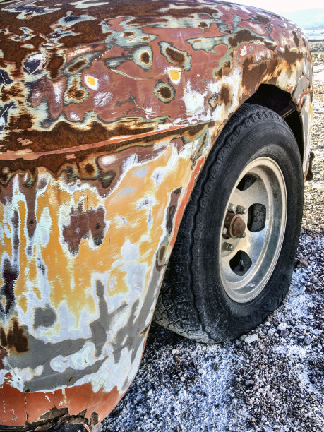 生锈的旧卡车和车轮图片下载