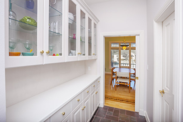 洁净的白色餐具室毗邻餐厅。图片下载