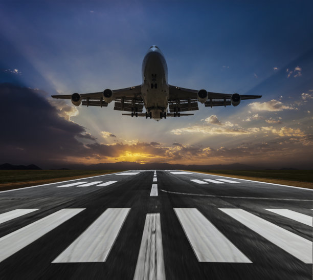 客机在黄昏降落素材图片