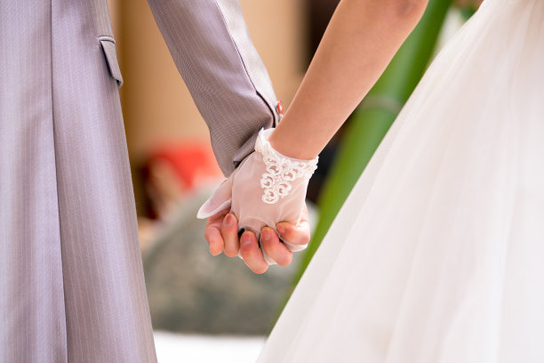 新娘和新郎在婚礼中手牵手图片下载