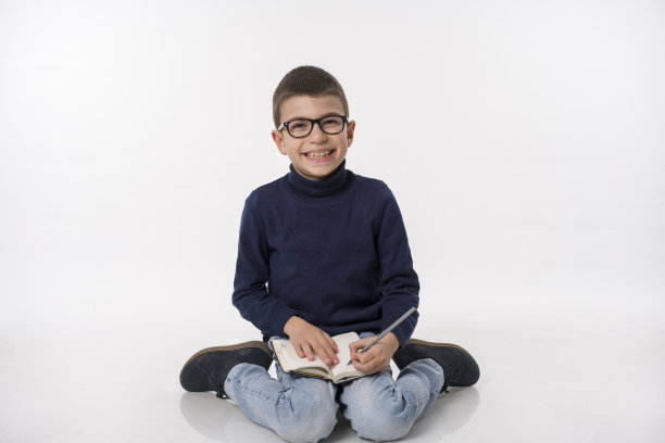 快乐的男孩与书图片下载