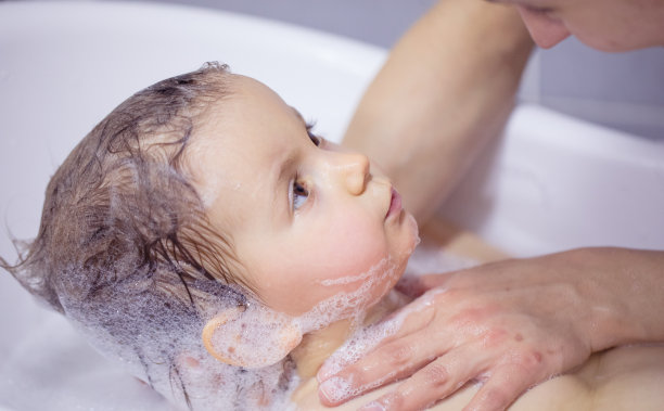 妈妈给宝宝洗澡素材图片