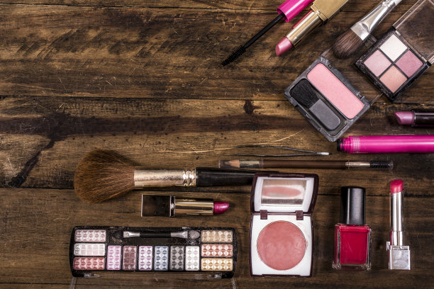 木制梳妆台上放着各种化妆品、化妆品。图片下载
