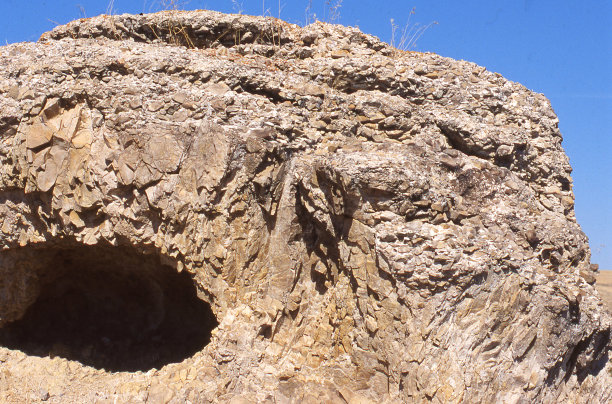 犹他州大盐湖沿岸裸露的岩石图片下载