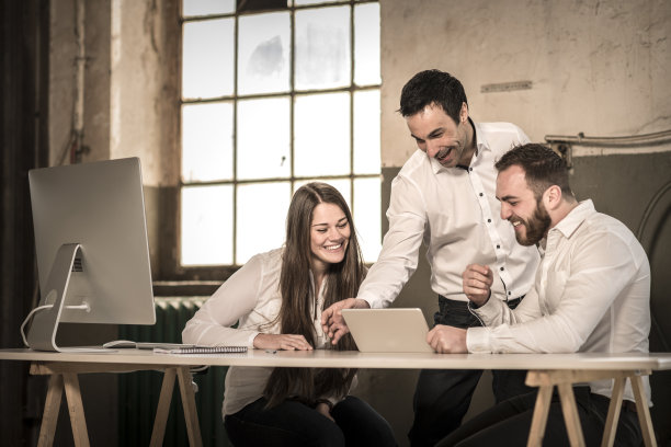 在老工厂工作的创业团队图片下载