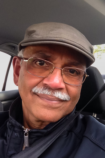 资深亚洲男子系在驾驶座上- iPhone相机自拍图片下载