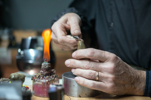 专业的宝石镶嵌珠宝工艺实验室:男士造型图片下载