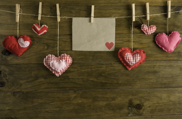 留言板和晒衣绳上的爱心图片下载