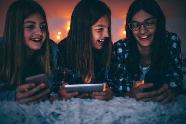 青少年玩手机游戏素材图片