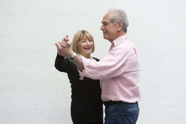 快乐活跃的老年夫妇跳舞图片下载