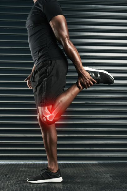 在他锻炼之前做伸展运动图片下载