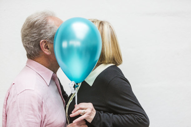 爱快乐活跃的老年夫妇玩气球图片下载