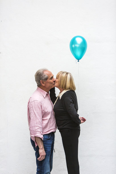 爱快乐活跃的老年夫妇玩气球图片下载