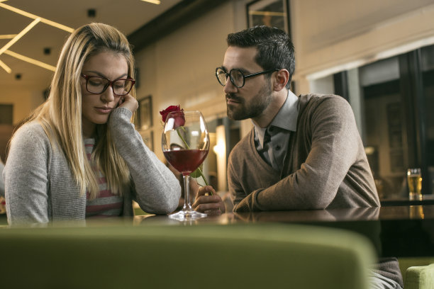 一个男人在酒吧给伤心的女人红玫瑰图片下载
