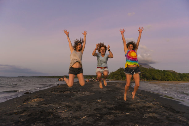 奥梅特佩岛上的快乐女人图片下载