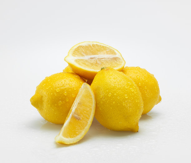白色背景上有水滴的柠檬图片下载