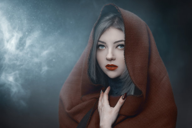 幻想中的女人躲在森林里图片下载