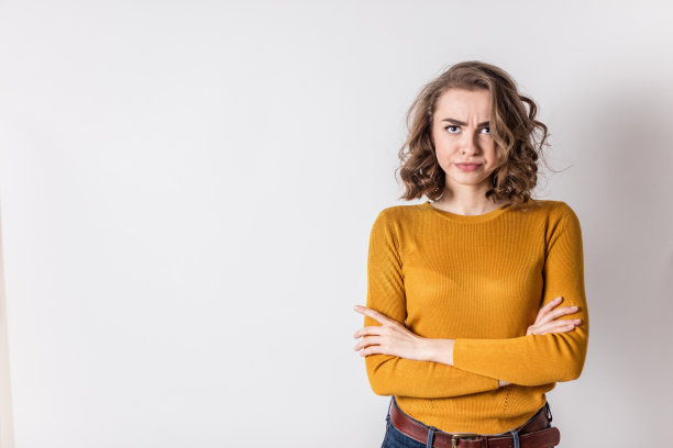 愤怒的少年双手交叉。素材图片