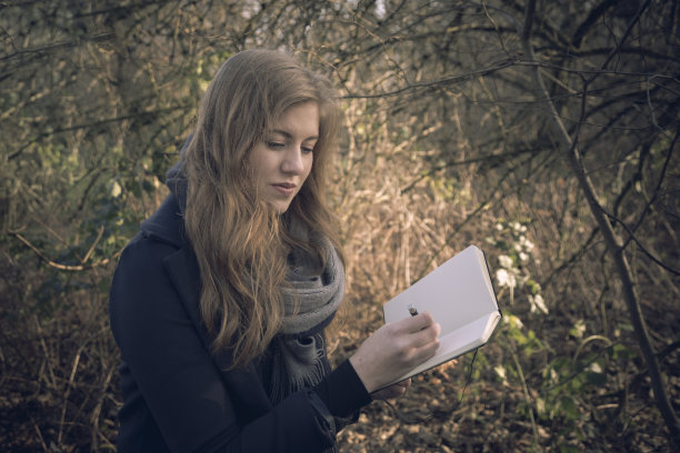 有魅力的年轻女子在写日记图片下载