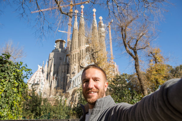 一名年轻人在巴塞罗那圣家教堂自拍图片下载